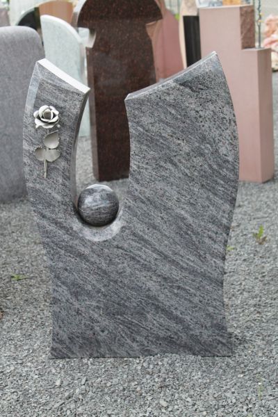 Einzelgrabstein mit Edelstahlrose und Kugel 95cm x 65cm x 14cm