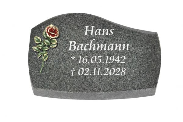 Liegeplatte aus Padang Dark Granit mit Fasen, inkl. kleiner farbiger Rose