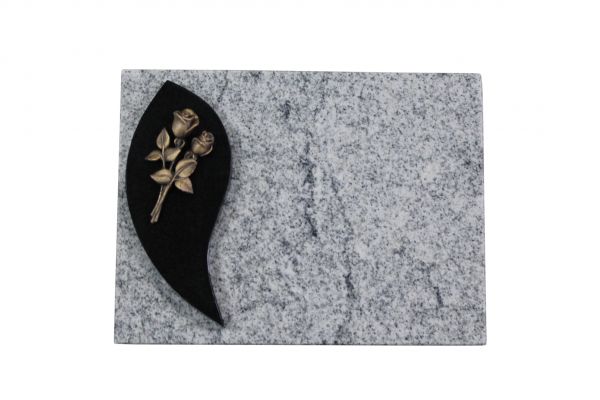 Liegestein, Indien Black und Viscount White Granit 40cm x 30cm x 3cm, inkl. kleiner Bronzerose
